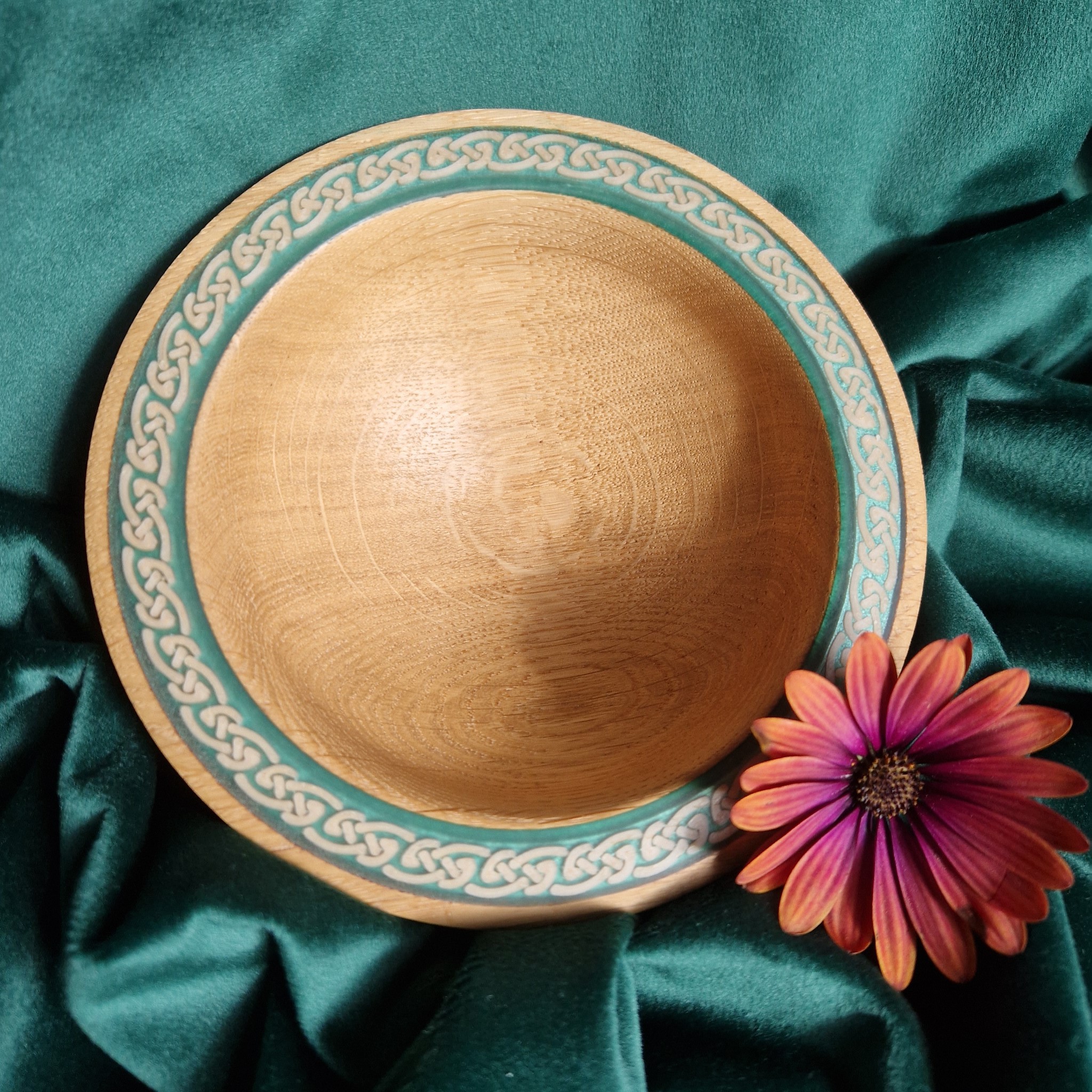 mała celtycka miska z drewna i żywicy epoksydowej d715c5e85602b9a6891c1afe961a1bde