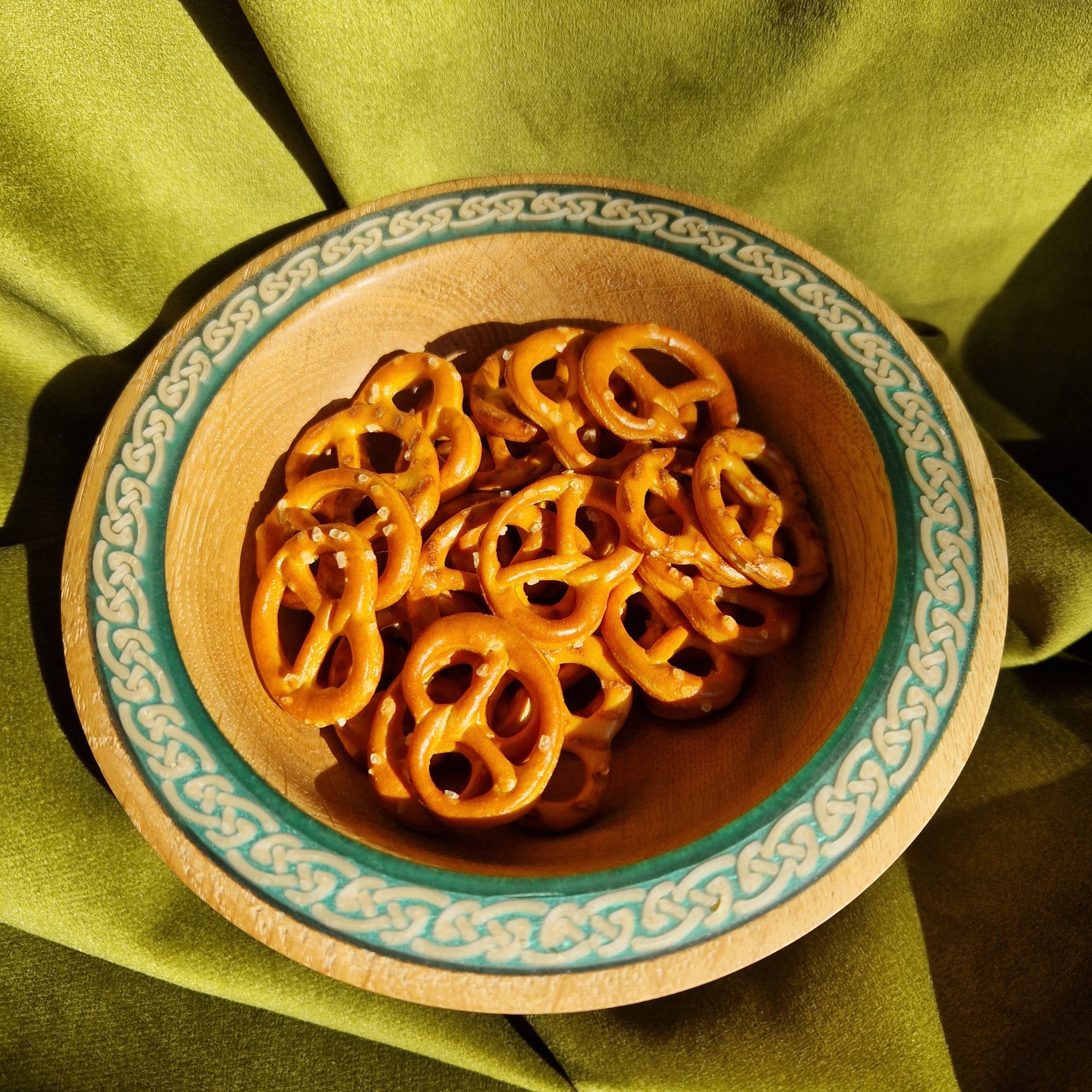 mała celtycka miska z drewna i żywicy epoksydowej b69871450c742e3ddf61a15ad3225f77