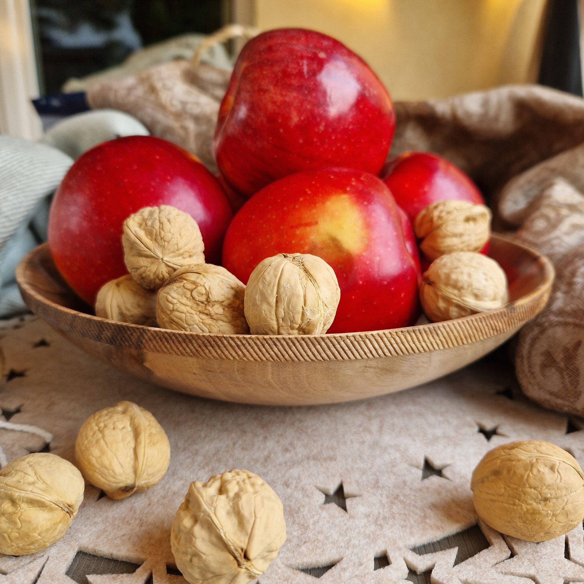 delikatna, cienka miska z orzecha europejskiego a4145550cb14e39b172db89f79072c95