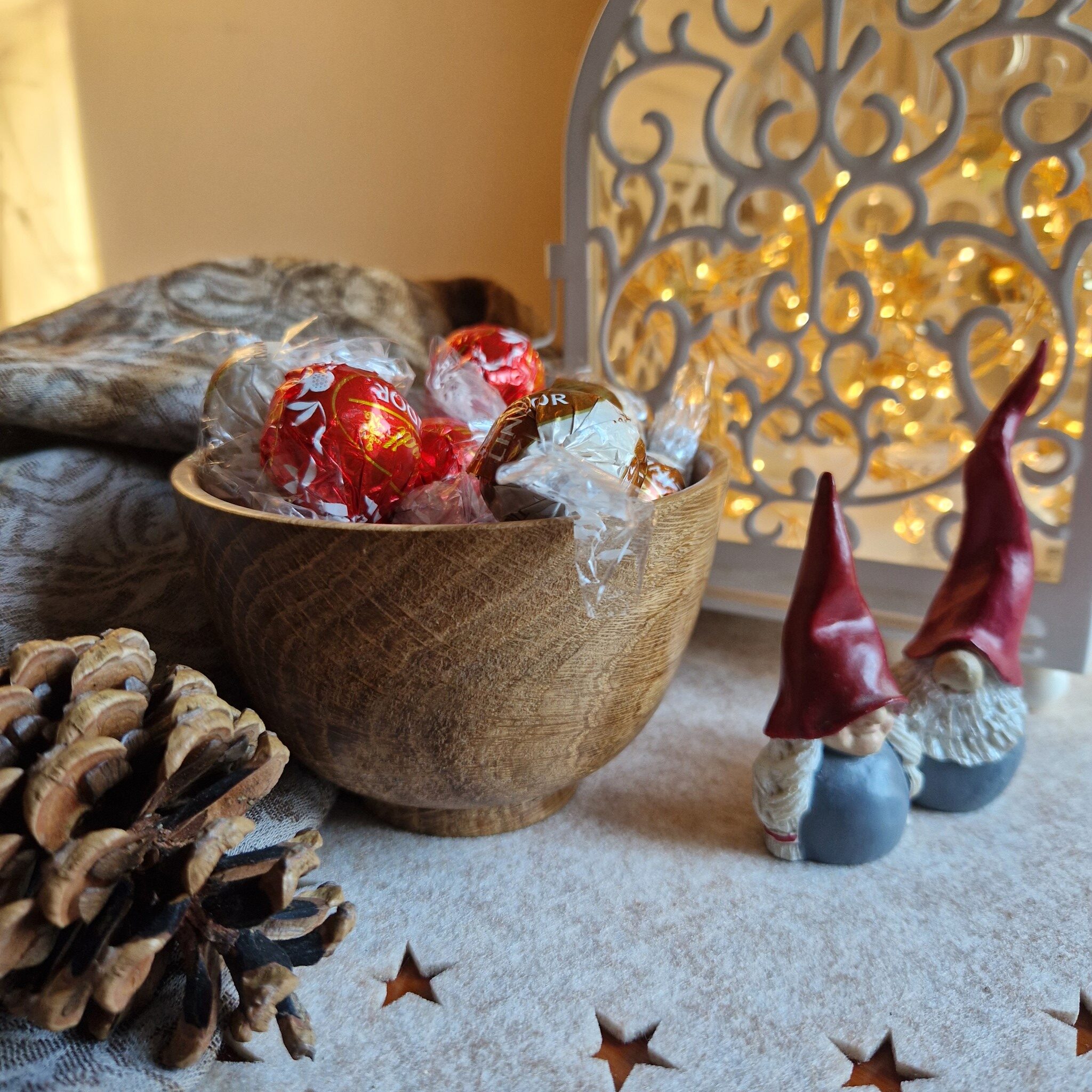 mała dębowa miska na orzechy c00bc2bfe265cfbba98bf707d29374e5