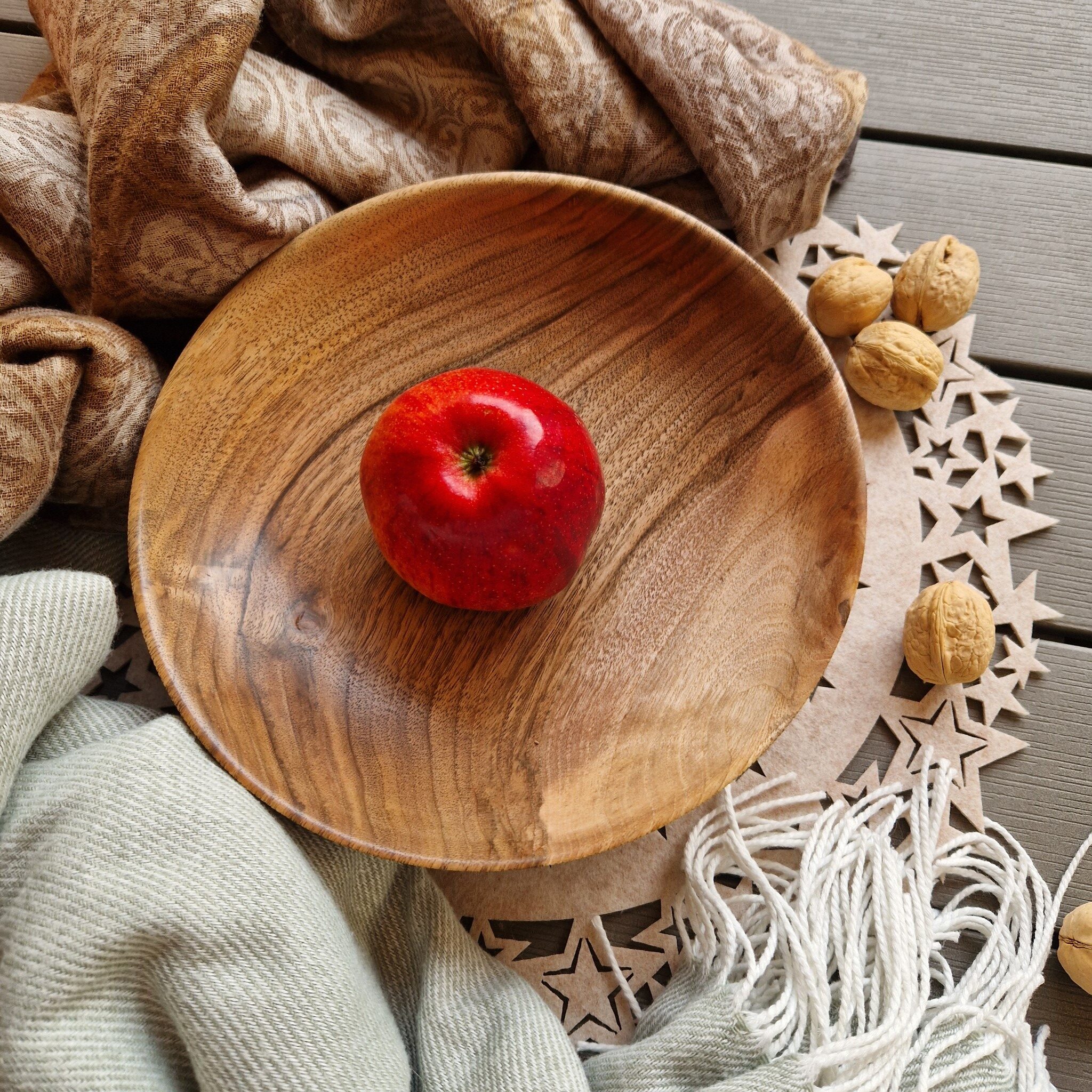 delikatna, cienka miska z orzecha europejskiego d2d36613c765cfe79037cd86f3b028fb