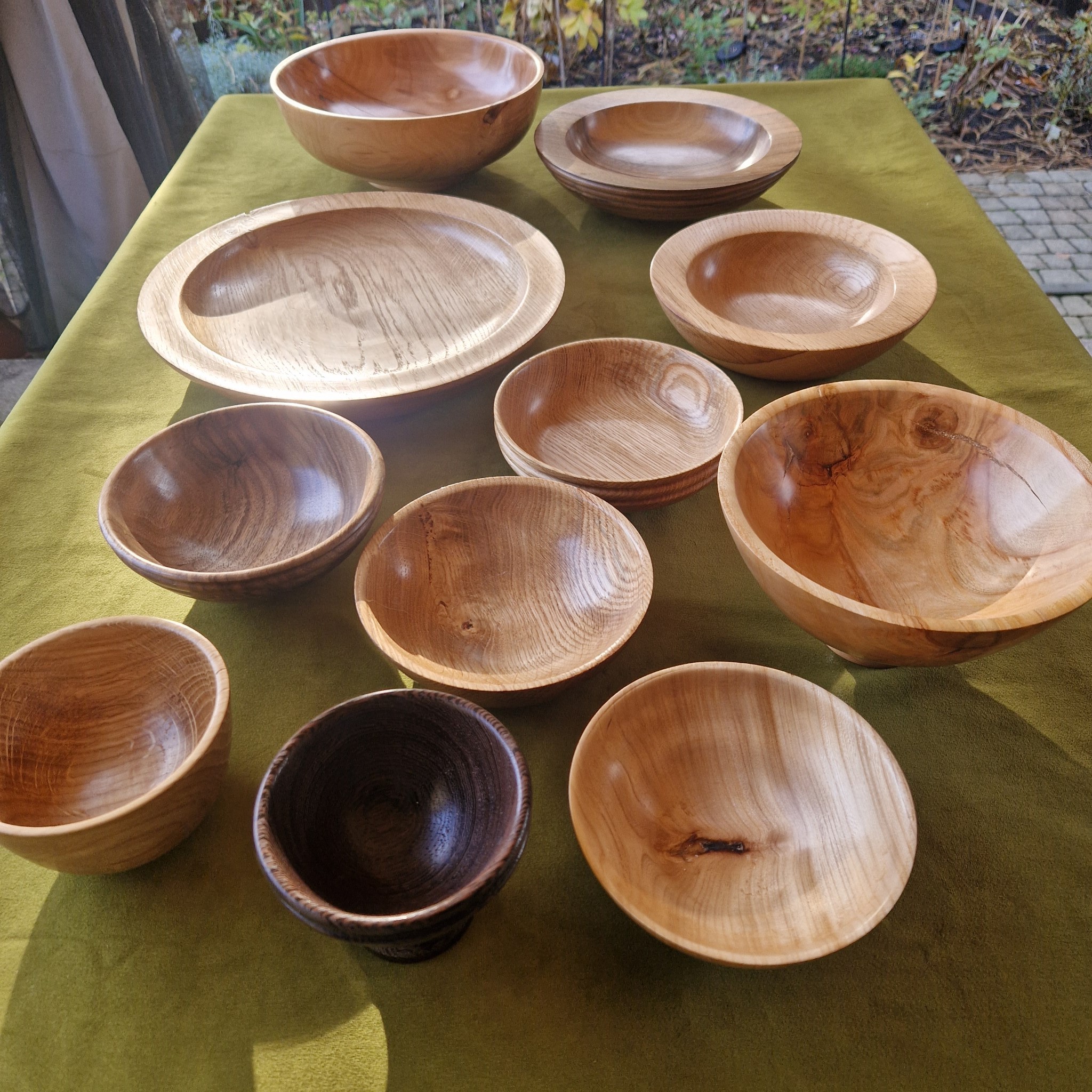 płytka miska z drewna orzechowego f4b0abc22167f39d2cd9daf23f4d2a5a