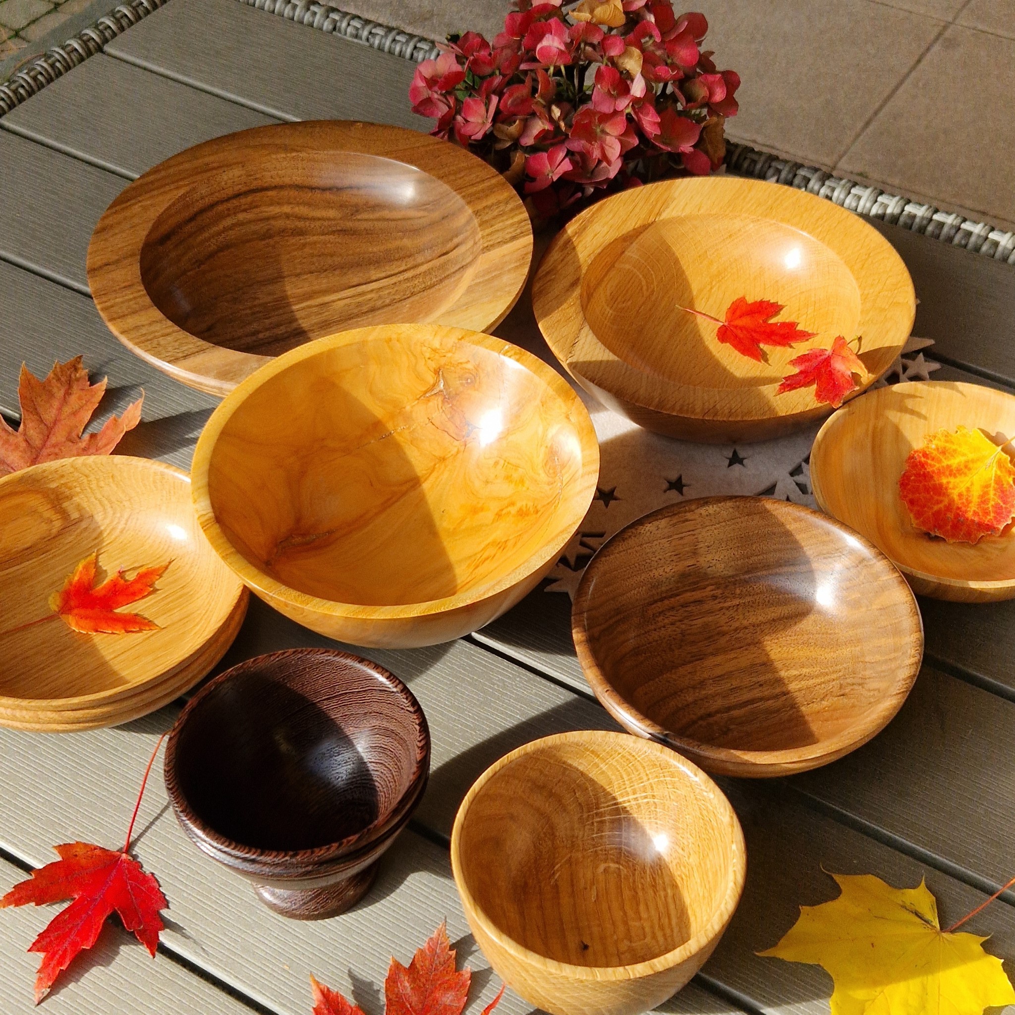 płytka miska z drewna orzechowego 63ee8586f267596ded003d20bd5f766c