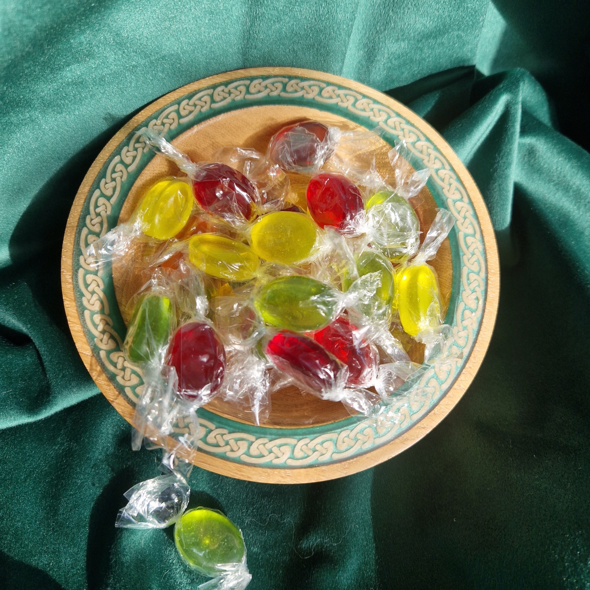 mała celtycka miska z drewna i żywicy epoksydowej 1339a8a868ecc012eb002dfeb37134f9